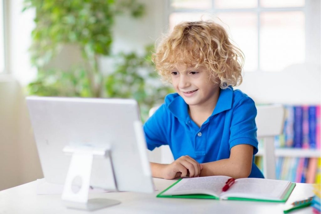 Niño aprendiendo inglés