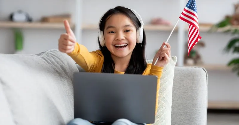 Niña aprendiendo en línea