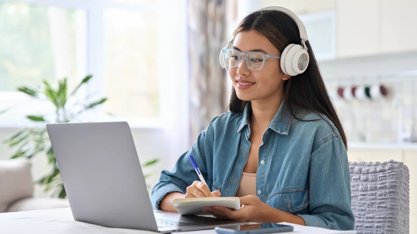 Adolescente aprendiendo inglés